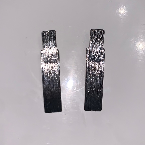 Textured silver tone earrings - Picture 1 of 1
